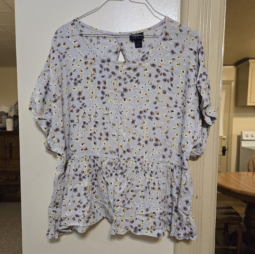 The Buckle Daytrip floral top with cute cut out back sz large in great condition